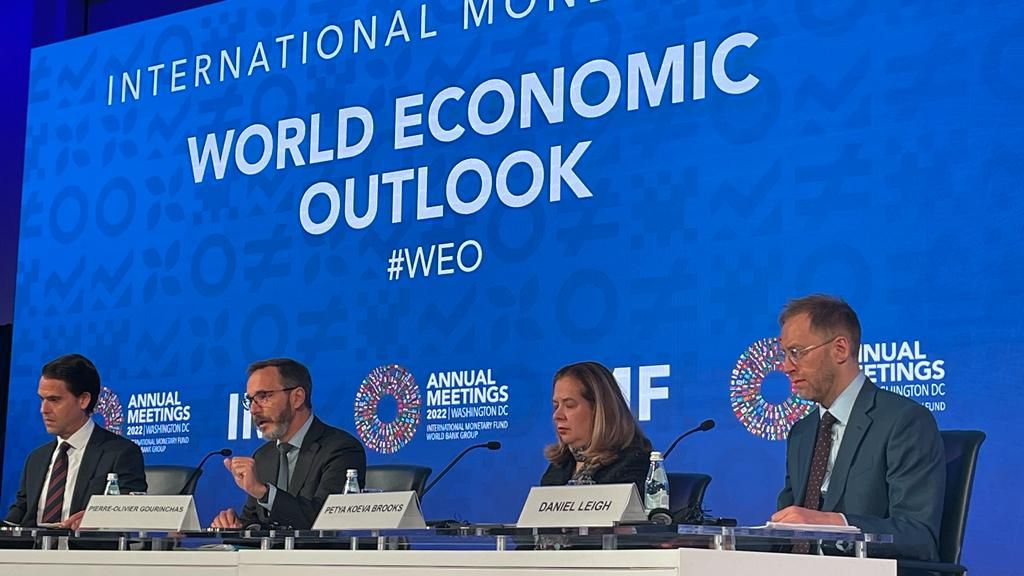 Kepala Ekonom Departemen Penelitian IMF Pierre-Olivier Gourinchas (kedua dari kiri) sedang memaparkan laporan World Economic Outlook Edisi Oktober 2022 saat Pertemuan Tahunan IMF/Bank Dunia  2022 di Washington DC AS pada Selasa (11/10/2022) waktu setempat,