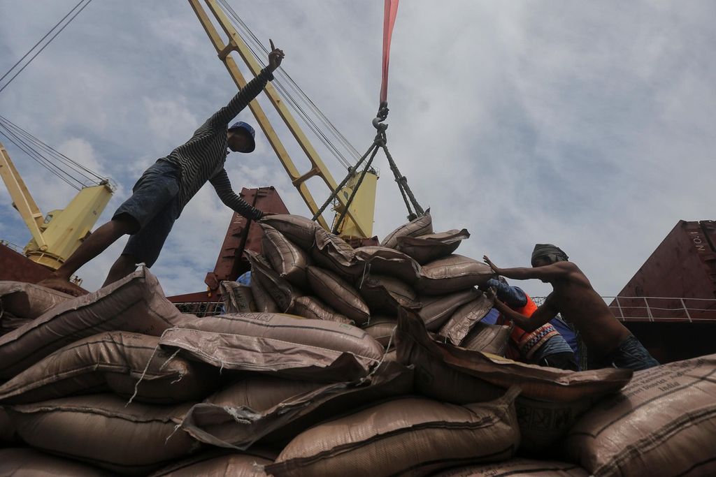 Buruh harian membongkar gula rafinasi yang didatangkan dari India dengan menggunakan Kapal Margaret SW di Pelabuhan Tanjung Priok, Jakarta, Selasa (6/4/2021). 