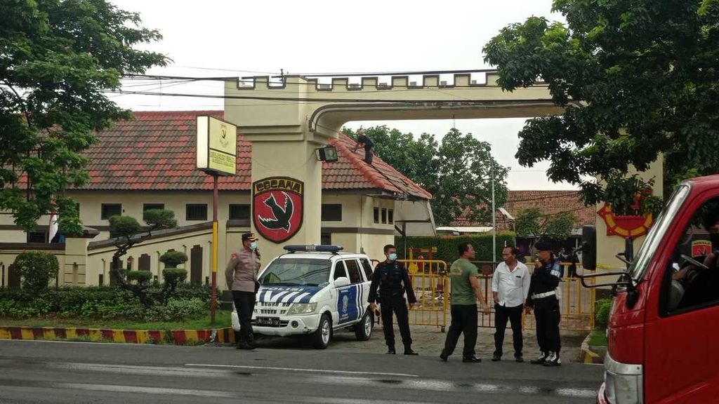 Polisi berjaga di pintu masuk Kantor Subdensi Pom Detasemen I Brimob Polda Jatim di Jalan Gresik, Surabaya, Jawa Timur, setelah terjadi ledakan pada Senin (4/3/2024) pagi. Ledakan diduga dipicu sisa bahan peledak yang belum didisposal. 