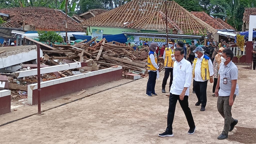 Presiden Joko Widodo didampingi Menteri PUPR Basuki Basuki Hadimuljono dan Gubernur Jawa Barat Ridwan Kamil saat mengunjungi Sekolah Dasar Negeri Sukamaju 1, Kampung Pangkalan, Desa Benjot, Kecamatan Cugenang, Cianjur, Kamis (8/12/2022). Sekolah itu merupakan sekolah yang paling parah terdampak gempa bermagnitudo 5,6.