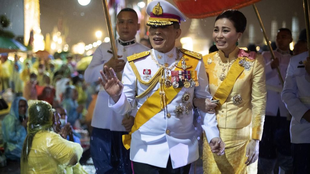 Raja Thailand Maha Vajiralongkorn yang bergelar Rama X dan Ratu Suthida menyapa warga saat akan meninggalkan Istana Kerajaan Bangkok, Thailand, setelah menghadiri upacara peringatan tahun ke-4 meninggalnya Raja Thailand Bhumibol Adulyadej, Selasa (13/10/2020). Rama X merupakan monarki terkaya di dunia dengan aset pribadi 45 miliar dollar AS.
