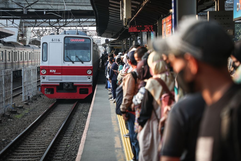 Kereta rel listrik (KRL) Commuterline tiba di Stasiun Tanah Abang, Jakarta, Selasa (16/5/2023).