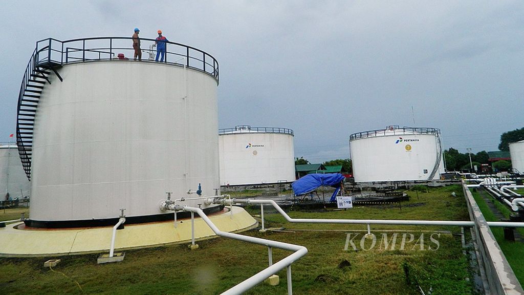 Dua  petugas mengawasi kondisi tangki penyimpanan bahan bakar nabati (<i>fatty acid methyl ester</i>/FAME) yang dibangun di kompleks Terminal Bahan Bakar Minyak PT Pertamina (Persero) Sanggaran, Denpasar, Bali, Kamis (25/1). 
