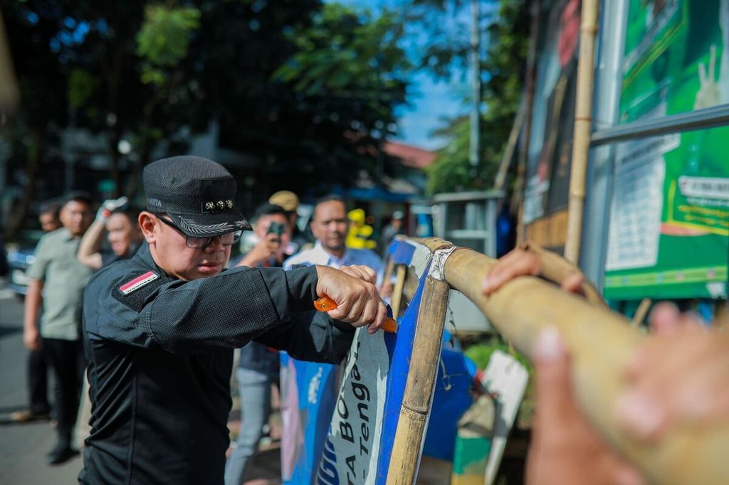 Wali Kota Bogor Bima Arya ikut dalam penertiban alat peraga kampanye (APK) di sejumlah wilayah di Kota Bogor, Minggu (11/2/2024). Sampah APK yang terkumpul akan diolah agar tidak menimbulkan masalah di kemudian hari.