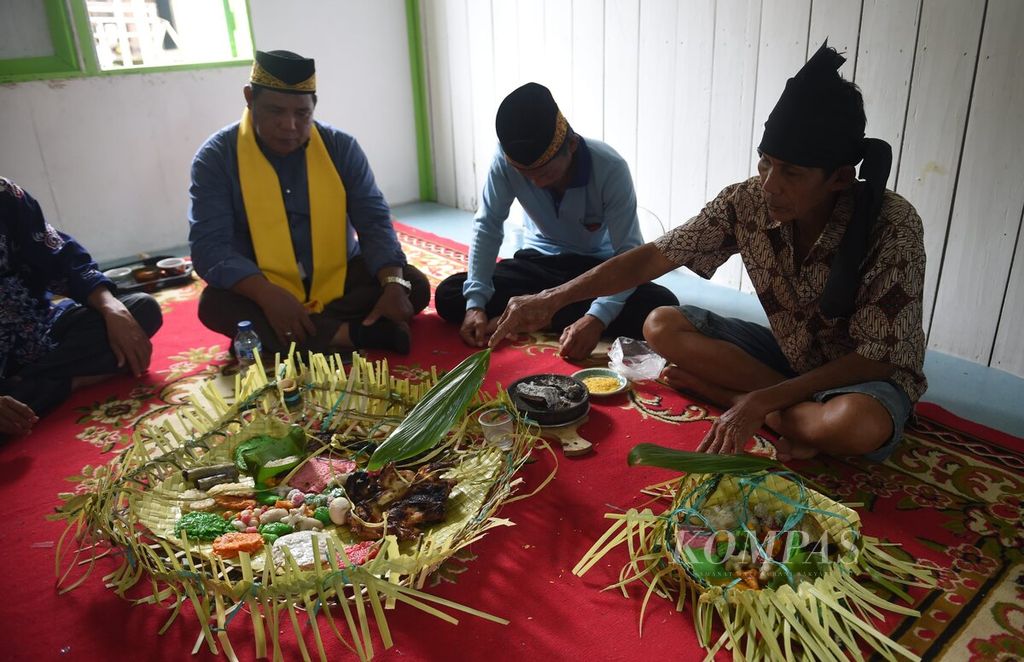 Residents of the Paser Tribe perform the Bersoyong ritual in Sepaku Village, Sepaku District, North Penajam Paser Regency, East Kalimantan, Saturday (27/7/2022).