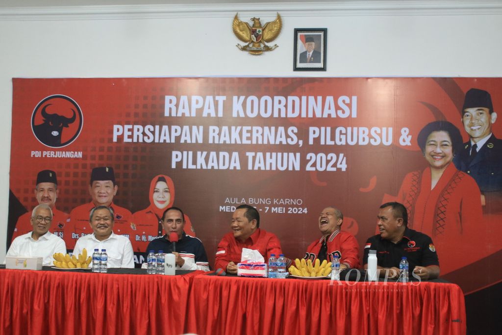 Edy Rahmayadi (ketiga dari kiri) menghadiri penyerahan berkas pendaftaran sebagai calon gubernur Sumatera Utara kepada Ketua DPD PDI-P Sumut Rapidin Simbolon (ketiga dari kanan) di Medan, Sumatera Utara, Senin (6/5/2024). 