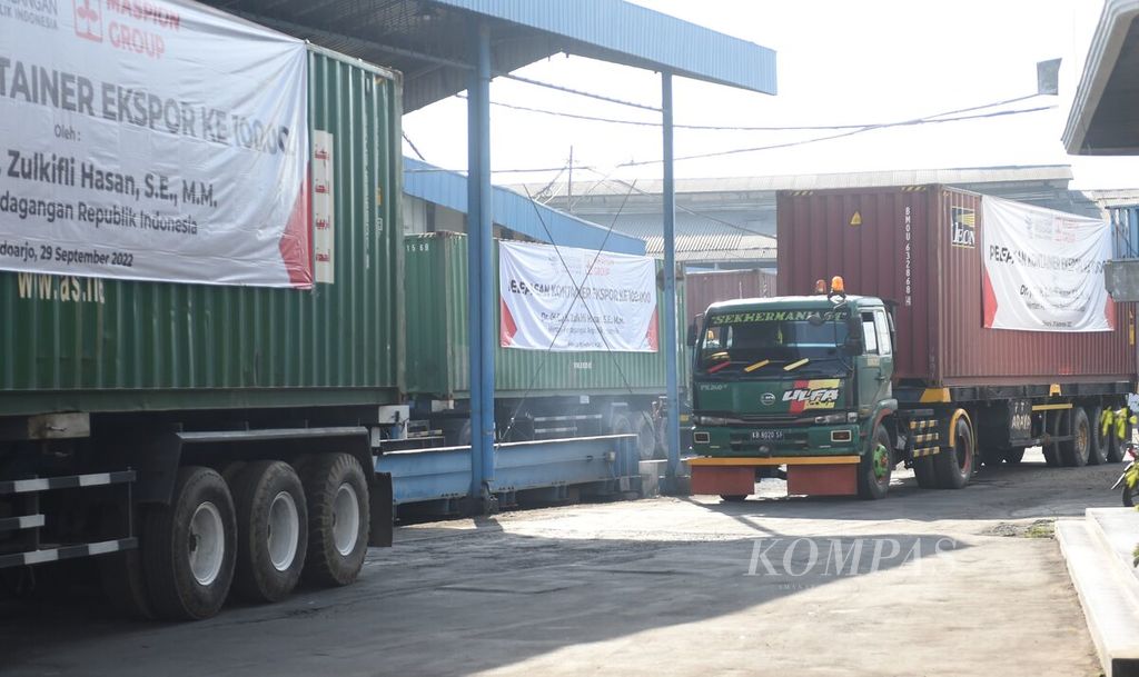 Antrean truk kontainer ekspor berisi produk aluminium produksi Maspion di Sidoarjo, Jawa Timur, Kamis (29/9/2022). 