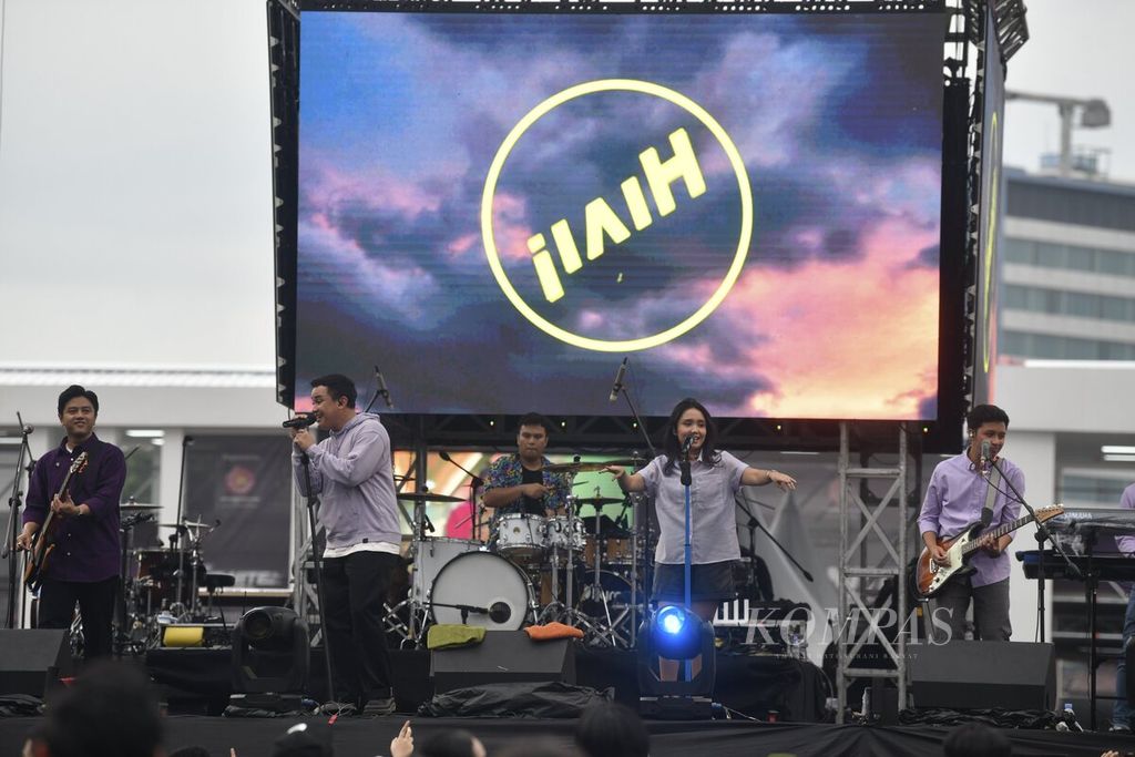Penampilan kelompok HiVi! dalam konser musik IIMS Infinite Live di Jakarta International Expo, Kemayoran, Jakarta, Kamis (16/2/2023). Selain HiVi!, hari pertama IIMS Infinite Live juga menghadirkan Juicy Lucy dan Rizky Febian.