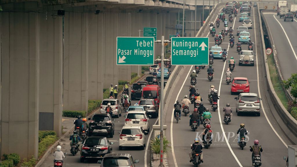 Polisi menghentikan mobil berplat genap di Jalan MT Haryono di Pancoran, Jakarta Selatan, Senin (9/5/2022), setelah kebijakan ganjil genap di 13 ruas kembali diterapkan seusai liburan Lebaran. 