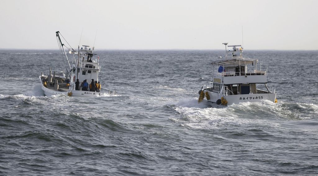 Kapal nelayan dan kapal wisata ikut dikerahkan untuk mencari dan mengevakuasi kapal wisata yang hilang kontak di perairan utara Jepang, Minggu (24/4/2022). 