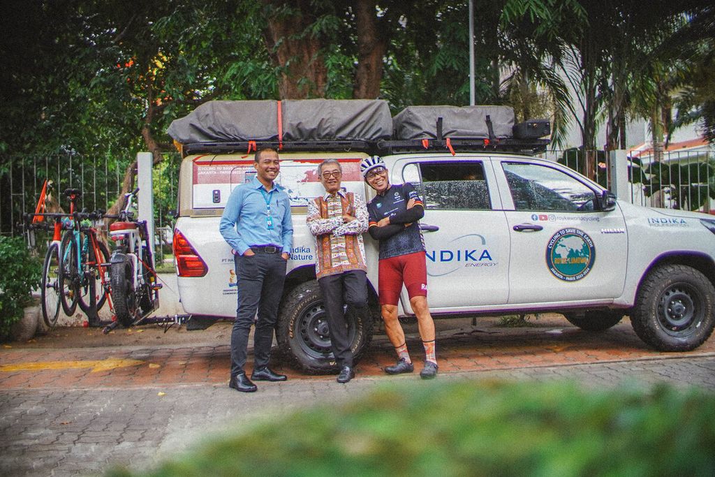 Pesepeda asal Indonesia yang melakukan perjalanan Jakarta ke Paris telah tiba di Thailand. Ia menemui pejabat KBRI di Bangkok.