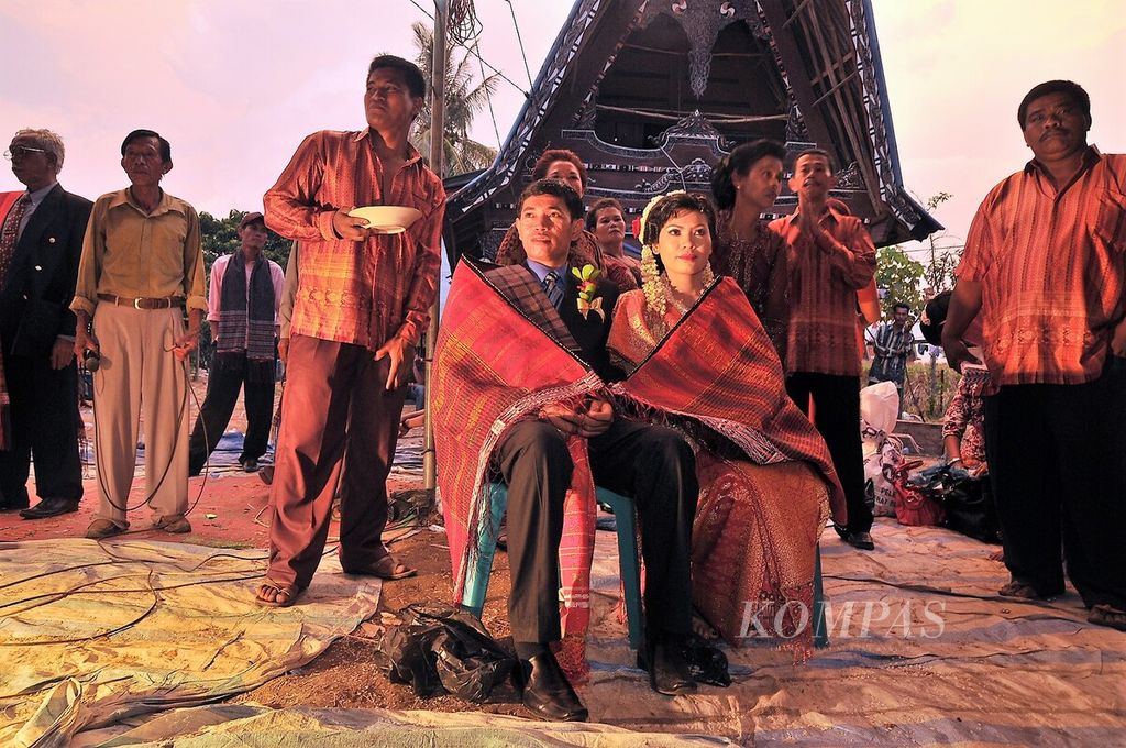 ILUSTRASI: Sepasang pengantin menjalani resepsi pernikahan dengan menggunakan adat Batak Toba, di Kabupaten Samosir, Sumatera Utara