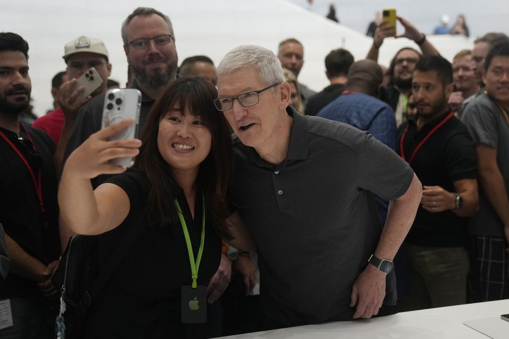 CEO Apple Tim Cook melayani swafoto saat pengumuman produk baru di kampus Apple, Cupertino, California, Amerika Serikat, September 2023.