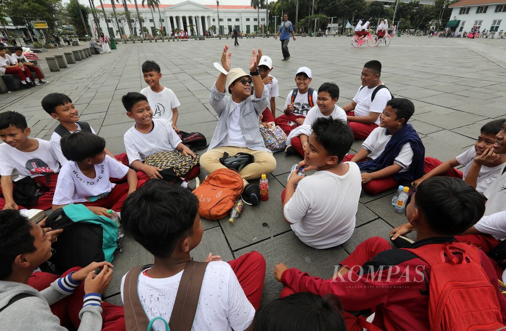 Guru memimpin para siswa sekolah berkegiatan santai di sela-sela kunjungan di kawasan Kota Tua, Jakarta Barat, Rabu (22/2/2023). 