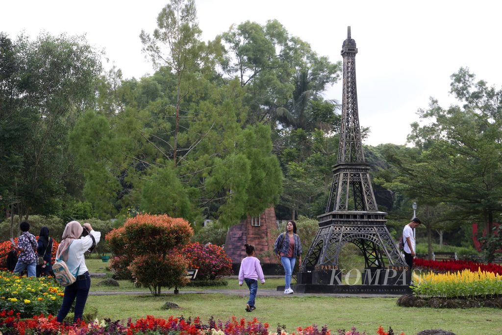 Wisatawan mengunjungi obyek wisata Merapi Park di Sleman, DI Yogyakarta, Minggu (25/6/2023).