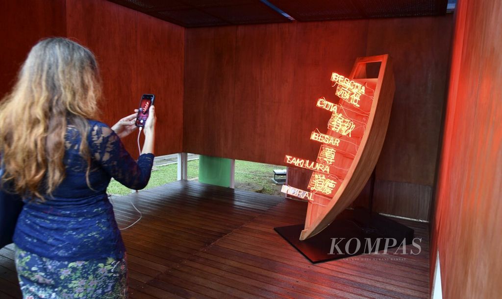 Karya FX Harsono yang berjudul The Light of Journey dalam Art Jakarta Gardens 2023 di Hutan Kota Plataran, Senayan, Jakarta, Selasa (7/2/2023). 