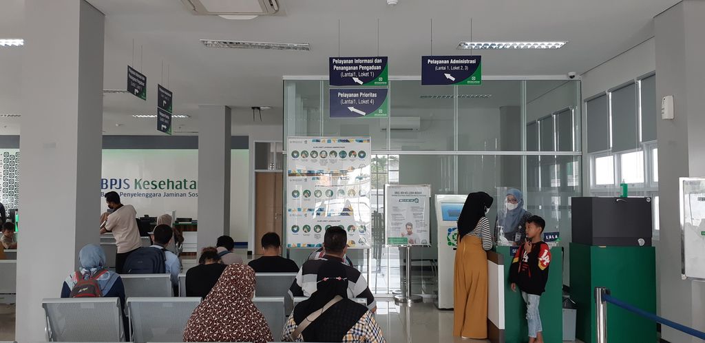 A number of residents queued for access to services at the Sidoarjo Branch of the Health BPJS office, Tuesday (28/3/2023).