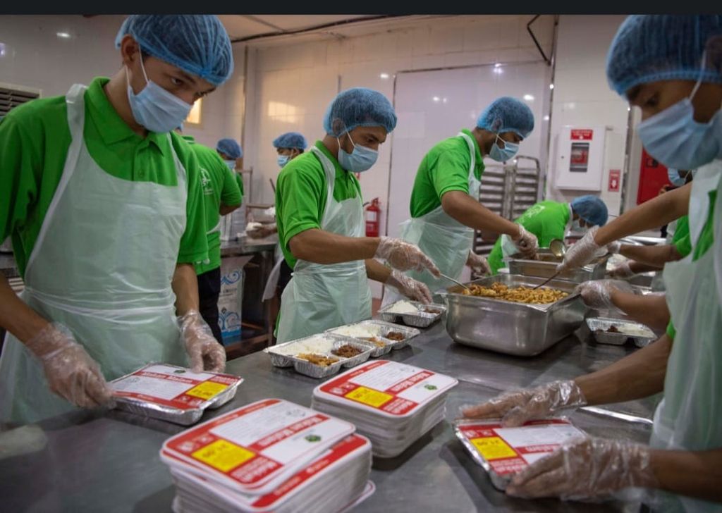 Proses memasak makanan untuk jemaah haji Indonesia di Mekkah, Arab Saudi. Pelayanan konsumsi untuk jemaah haji Indonesia akan dihentikan sementara dalam tiga hari, yakni 7 Dzulhijjah (25/6/2023) dan 14-15 Dzulhijjah (2-3/7/2023). 