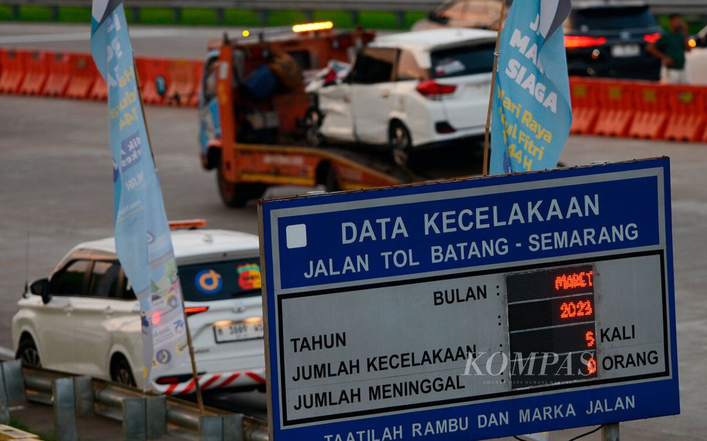 Ilustrasi. Papan informasi tentang data kecelakaan lalu lintas yang dipasang selama bulan Maret di Gerbang Tol Kalikangkung, Kota Semarang, Jawa Tengah, Kamis (27/4/2023). 