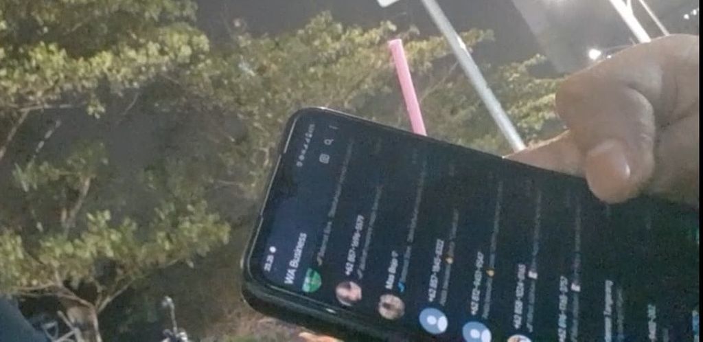 Tampilan ponsel milik Wendi (27), bukan nama sebenarnya, yang menunjukkan <i>chat</i> dari sejumlah pelamar kerja yang dia kirimi undangan wawancara.