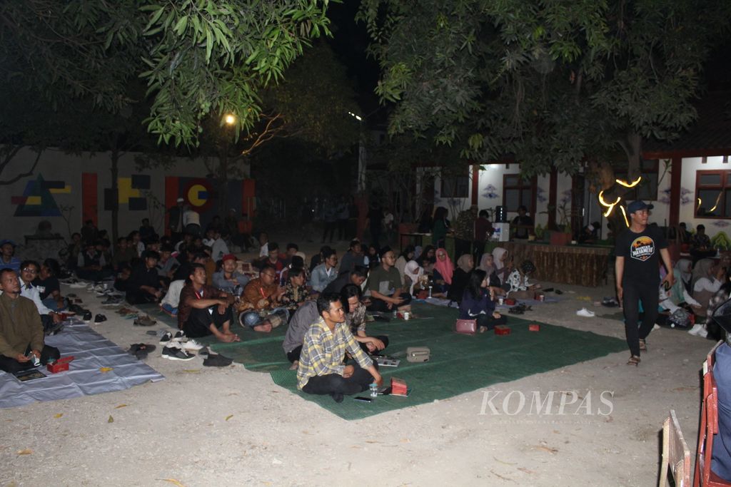 Suasana acara Gus Dur Memorial Lecture di Institut Studi Islam Fahmina, Kota Cirebon, Jawa Barat, Rabu (20/9/2023) malam. Acara yang diinisiasi Jaringan GUSDURian itu untuk menggali dan menyebarkan gagasan Gus Dur terkait dengan toleransi, Islam yang ramah, dan lainnya.