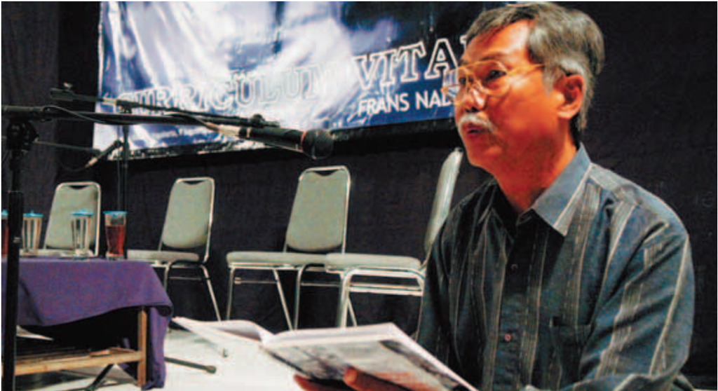 Penyair Frans Nadjira membaca puisi pada acara peluncuran buku puisinya, <i>Curriculum Vitae</i>, di Taman Budaya Yogyakarta, Minggu (9/9/2007).