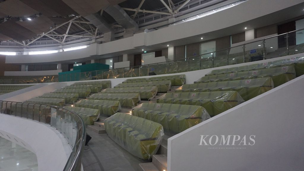 Area tribune penonton di Edutorium Universitas Muhammadiyah Surakarta, Kabupaten Sukoharjo, Jawa Tengah, yang disiapkan untuk arena bulu tangkis ASEAN Para Games 2022, saat ditinjau Menteri Pemuda dan Olahraga Zainudin Amali, Senin (20/6/2022), 
