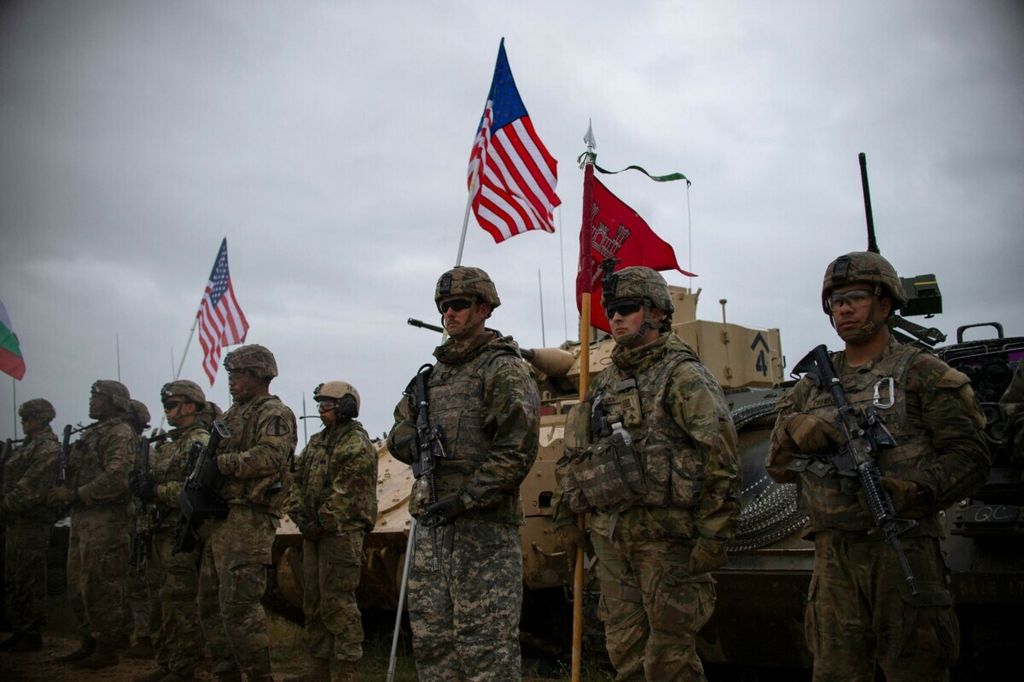 Pasukan AS bersiaga di tengah latihan perang yang digelar bersama pasukan Bulgaria pada 31 Mei 2021. Ribuan anggota pasukan AS disiagakan untuk dikerahkan ke kawasan Eropa Timur guna memperkuat pasukan NATO.