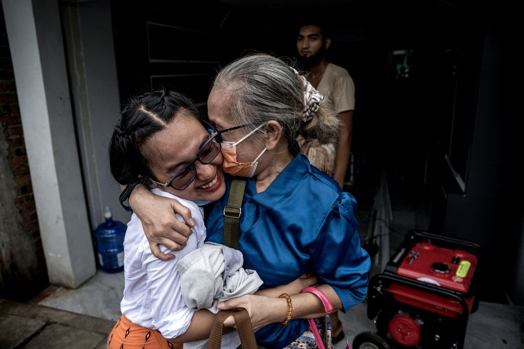 Dua perempuan berpelukan setelah keluarganya dibebaskan dari tahanan oleh junta militer Myanmar, 1 Agustus 2023. Junta dikabarkan membebaskan 7.000 tahanan politik, menurunkan status hukuman mati menjadi penjara seumur hidup, serta membebaskan 125 warga negara asing yang ditahan pascakudeta militer 1 Februari 2021. 
