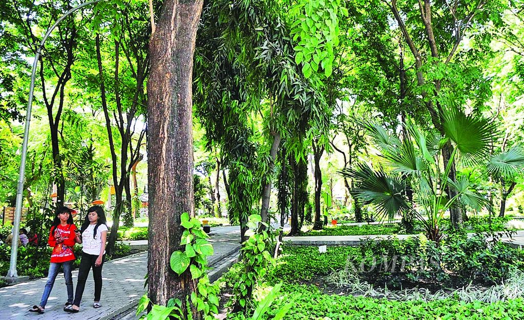 Warga mengunjungi Taman Flora di Kota Surabaya, Jawa Timur, Selasa (20/9). Selain digunakan warga untuk menghilangkan kejenuhan suasana kota, taman tersebut sering digunakan orangtua untuk memperkenalkan dunia flora kepada anak mereka.