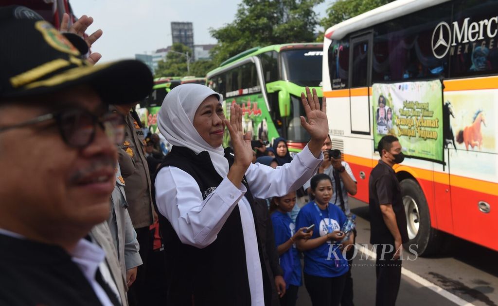 Gubernur Jawa Timur Khofifah Indar Parawansa melepas peserta mudik bareng gratis 2023 di depan kantor Dinas Perhubungan Jawa Timur, Surabaya, Rabu (19/4/2023).