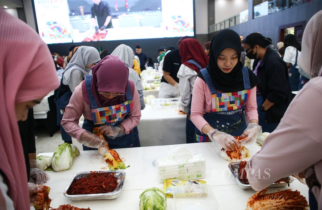 Antusiasme mahasiswa saat mengikuti praktik membuat kimchi dalam Festival Korea Kimchi 2023 di Universitas Nasional Jakarta, Rabu (20/9/2023). 