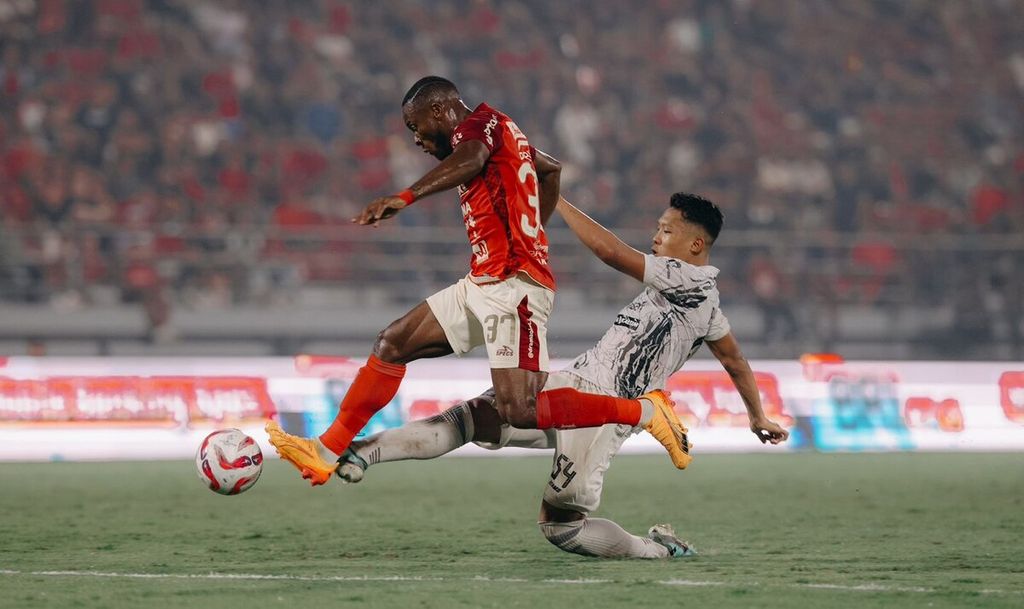 Bali United player Jean Marie Privat Befolo Mbarga overcomes obstacles from Borneo FC players in the first leg match for the third and fourth places in the 2023/2024 League 1 Championship series between Bali United FC and Borneo FC at the Captain I Wayan Dipta Stadium, Gianyar, Bali, Saturday (25/5/2024) evening.