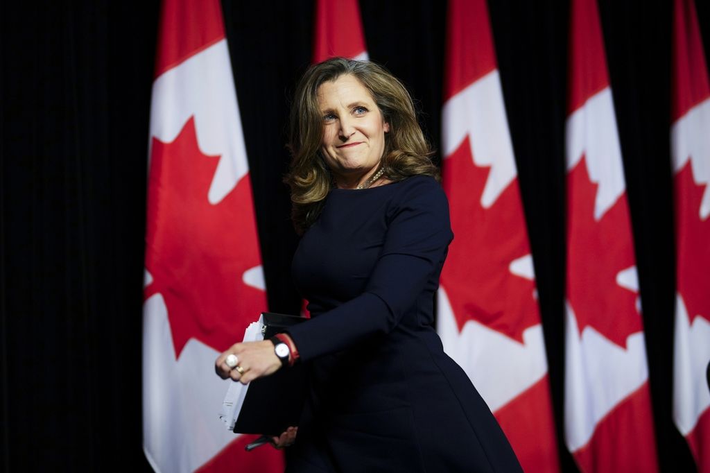 Foto yang diambil Selasa (16/4/2024), Wakil Perdana Menteri sekaligus Menteri Keuangan Kanada Chrystia Freeland berjalan di atas panggung sebelum berbicara pada media di Ottawa. Freeland, Senin (24/6/2024), mengumumkan rencana Kanada untuk menaikkan tarif bea masuk kendaraan listrik China, mengikuti jejak Uni Eropa dan Amerika Serikat. 