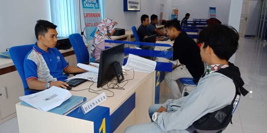 Petugas Layanan Terpadu Satu Atap melayani warga mengurus persyaratan administrasi sebagai calon buruh migran di Kantor Dinas Tenaga Kerja Lombok Barat, Nusa Tenggara Barat, di Desa Giri Menang, Lombok Barat, Jumat (7/12/2018).