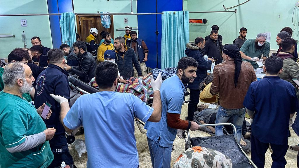 Suasana di bangsal darurat rumah sakit Bab al-Hawa, Suriah, yang sangat sibuk akibat banyak korban gempa yang datang untuk minta dirawat.
