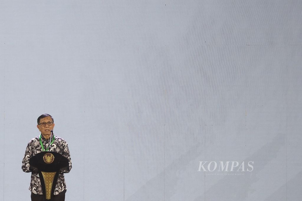 Ketua Umum Persatuan Wartawan Indonesia (PWI) Hendry Ch Bangun memberi sambutan saat puncak peringatan Hari Pers Nasional 2024 di Ecovention Hall, Ancol, Jakarta, Selasa (20/2/2024).