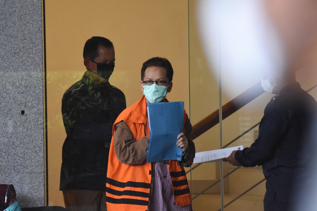 Tersangka mantan Kepala Dinas PUPR Kabupaten Mojokerto Zainal Abidin (tengah) meninggalkan gedung KPK usai menjalani pemeriksaan di Jakarta, Rabu (13/5/2020).