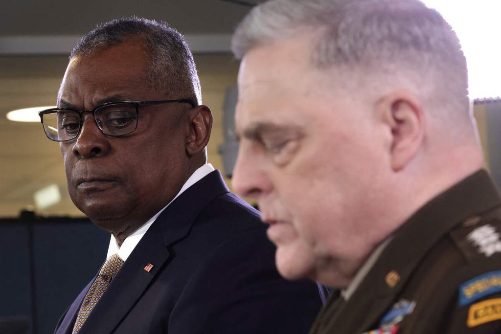 Menteri Pertahanan AS Lloyd Austin (kiri) mendengarkan Kepala Staf Gabungan AS Jenderal Mark Milley berbicara dalam konferensi pers di Pentagon, Arlington, Virginia, AS, Rabu (15/3/2023). 