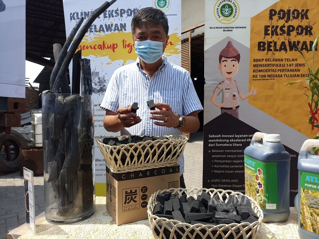 Pemilik PT Bio Energi Rimba, Riduwan, menunjukkan arang barbeku yang diekspor ke Jepang sebanyak 51,5 ton dengan nilai Rp 140,6 juta di Kawasan Industri Medan, Sumatera Utara, Jumat (28/1/2022).