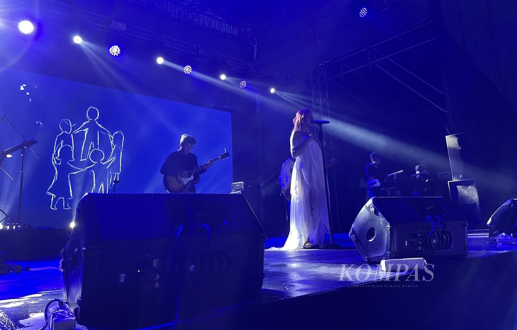 Tata lampu pada penampilan Nadin Amizah di penampilannya pada festival Joyland 2024 edisi Bali hari pertama, Jumat (1/3/2024).