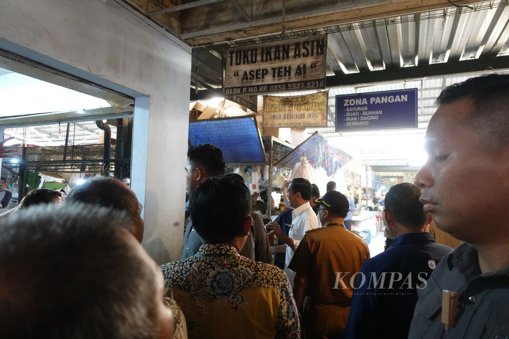 Presiden Joko Widodo saat mengunjungi Pasar Parungkuda, Kabupaten Sukabumi, Provinsi Jawa Barat, Jumat (4/8/2023). Selain memantau harga kebutuhan pokok, Presiden Jokowi juga menyapa dan membagikan bantuan tunai serta kebutuhan pokok kepada para pedagang.