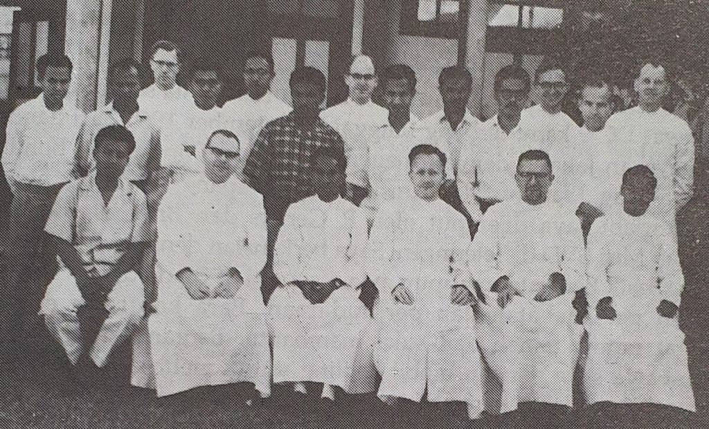 Pater Alex Beding, SVD (duduk ketiga dari kiri) di tengah para guru Seminari Mataloko, Todabelu Tahun 1961.