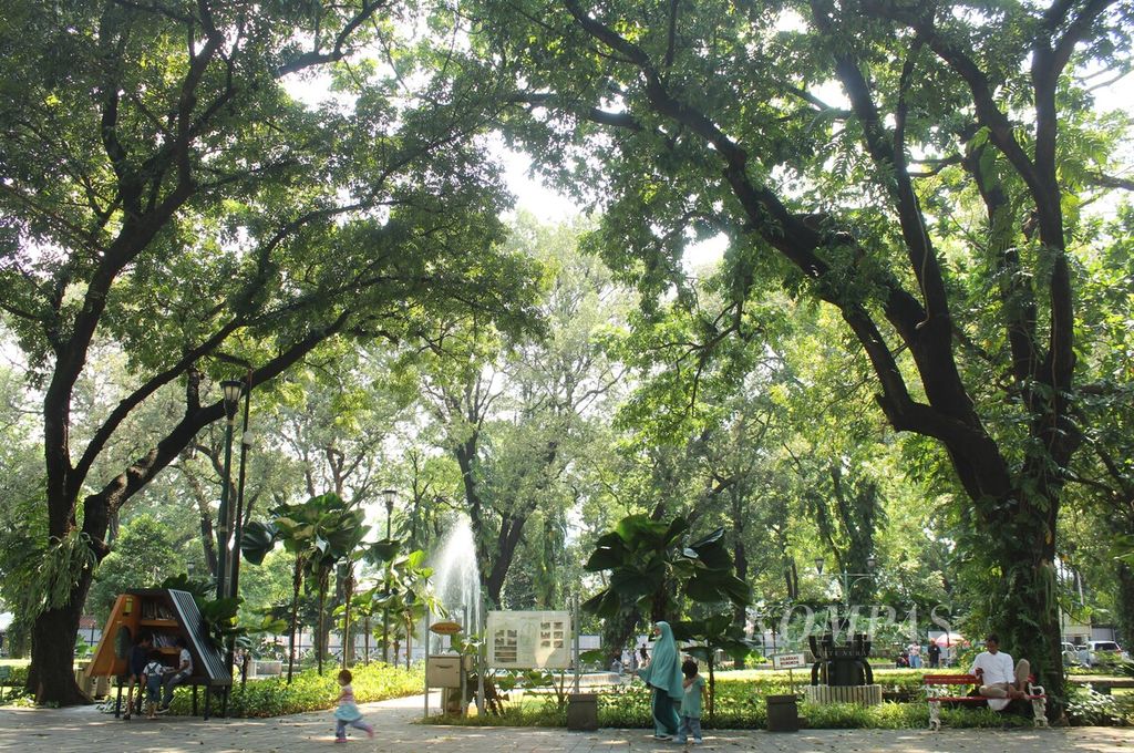 Sejumlah pengunjung beraktivitas di di Taman Suropati, Menteng, Jakarta Pusat, Senin (24/4/2023). Di taman itu terdapat buku Bookhive yang mempermudah masyarakat mengakses bahan bacaan sehingga diharapkan meningkatkan minat baca.