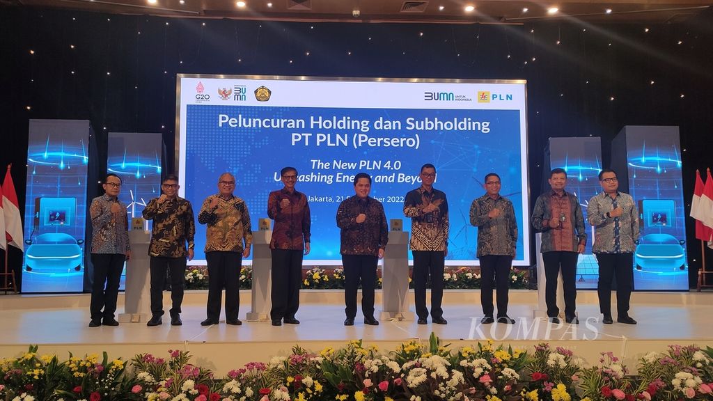 Sejumlah pejabat berfoto pada peluncuran holding dan subholding PT Perusahaan Listrik Negara (Persero), termasuk Menteri BUMN Erick Thohir, dan Direktur Utama PLN Darmawan Prasodjo di kantor pusat PLN, Jakarta, Rabu (21/9/2022).