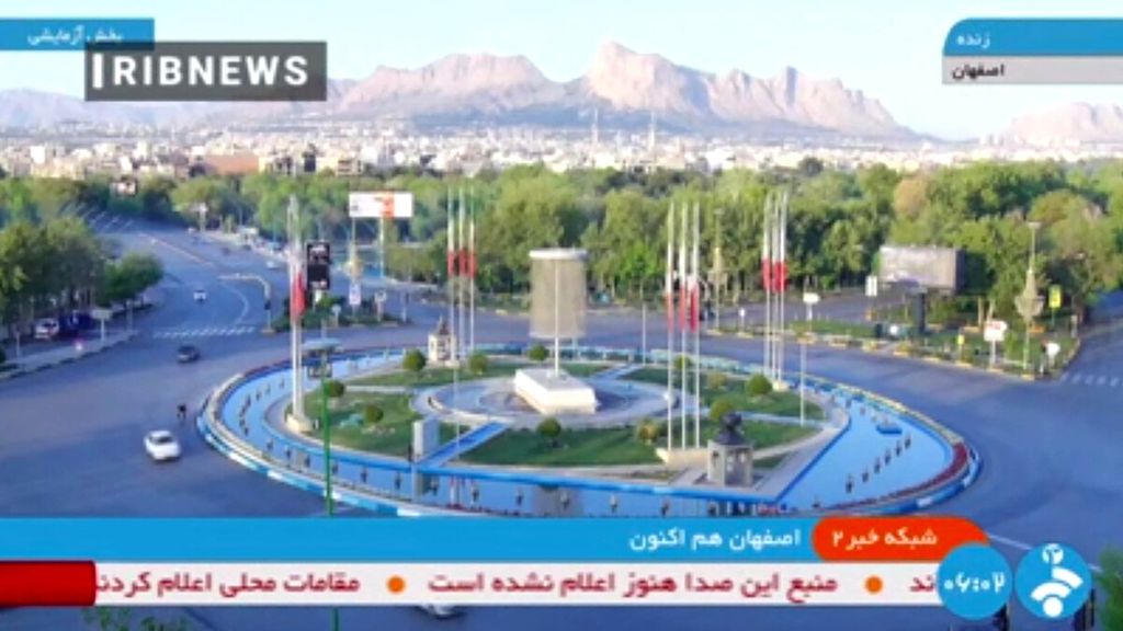 Tangkapan layar dari saluran televisi nasional Iran, IRIB, pada 19 April 2024 menunjukkan suasana di kota Isfahan pascaledakan yang diduga akibat serangan pesawat nirawak Israel. Foto disebarkan oleh kantor berita AFP.