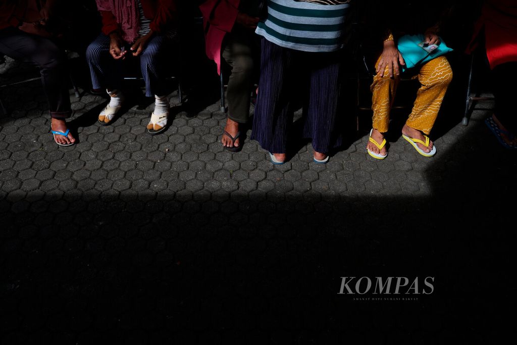 Warga menunggu untuk mengantre mengambil bantuan tunai yang diberikan bagi warga tidak mampu di Kantor Pos Bongsari, Kota Semarang, Jawa Tengah, Jumat (9/9/2022). Bantuan langsung tunai yang diberikan dalam beberapa pekan ini merupakan kompensasi dari kenaikan harga bahan bakar minyak. 