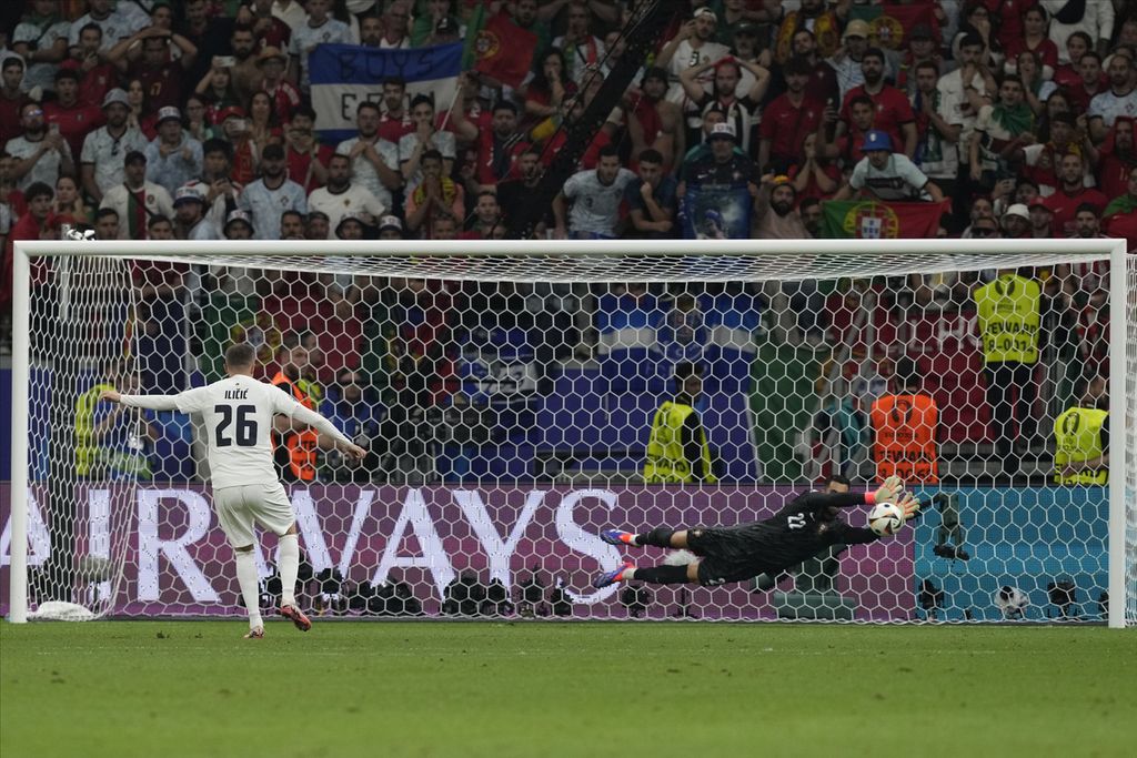 Penyelamatan pertama penjaga gawang Portugal, Diogo Costa, dengan mengeblok tendangan penalti pemain Slovenia, Josip Ilicic, dalam laga perdelapan final Piala Eropa 2024, Selasa (2/7/2024), di Frankfurt Arena, Jerman.