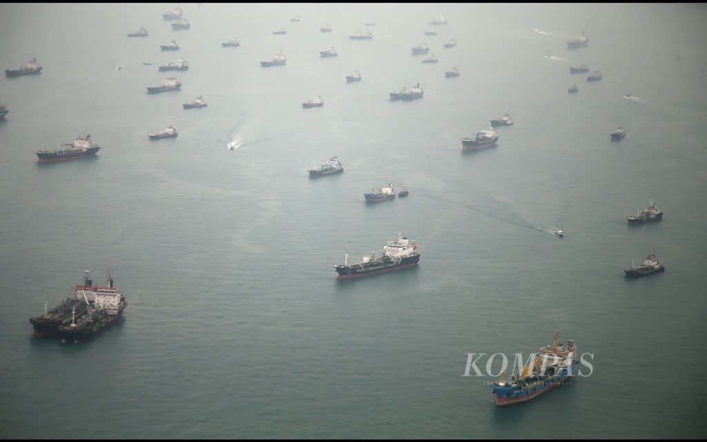 Kapal-kapal melintasi perairan Selat Malaka di sekitar perairan Kepualauan Riau dan Singapura, Rabu (25/9/2019). Selat Malaka merupakan salah satu jalur pelayaran terpenting di dunia. Sebanyak 50.000 kapal melintasi Selat Malaka setiap tahun, mengangkut antara seperlima dan seperempat perdagangan laut dunia.