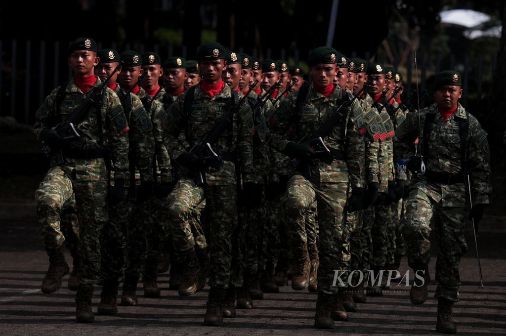 Pasukan Kostrad mengikuti upacara pembukaan gelar operasi penegakan ketertiban (Gaktib) dan Yustisi Pom TNI di Mabes TNI, Cilangkap, Jakarta, Rabu (8/3/2023).